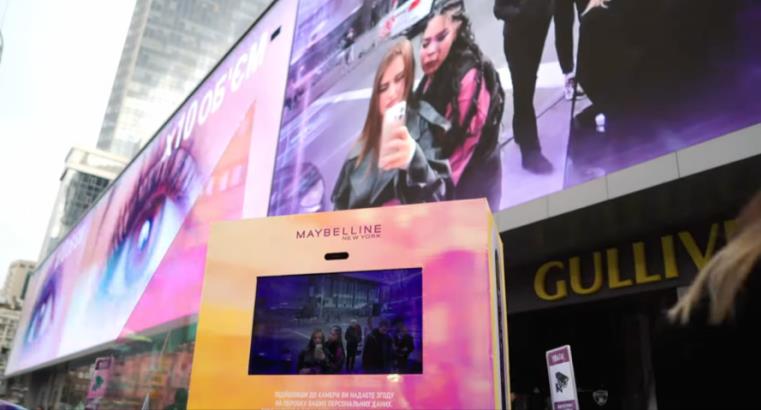 DOOH реклама Maybelline с интегрированной AR-технологией на экране